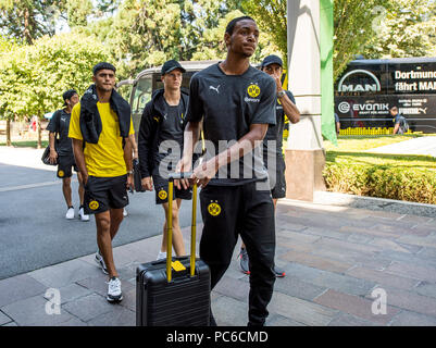 Bad Ragaz, Suisse. 06Th Aug 2018. Camp d'entraînement de football, Borussia Dortmund. Dortmund est Abdou Diallo arrive à l'hôtel de l'équipe. Crédit : David Inderlied/dpa/Alamy Live News Banque D'Images