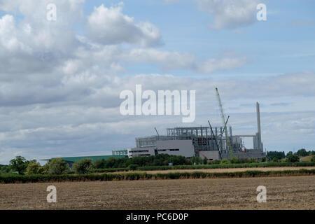 Parc Javelin, Gloucestershire UK 1er août 2018. UK Enviroment. Le travail se poursuit sur la nouvelle Gloucestershire Energy from Waste juste à côté de l'autoroute M5 Junction 12 entre Stonehouse et Qudgeley. L'usine de production d'énergie à partir des déchets (EFW) a été surnommé 'Cape Canaveral' par les autochtones. Credit : Gavin Crilly/Alamy Live News Banque D'Images