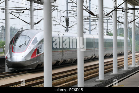 Tianjin. 1er août 2008. Photo prise le 11 juillet 2018 montre un train interurbain Beijing-Tianjin à Wuqing Gare à Tianjin, Chine du nord. 1 août 2008, le train à grande vitesse Beijing-Tianjin a ouvert le premier service de ligne ferroviaire à grande vitesse. La longueur des lignes ferroviaires à grande vitesse en Chine est passé de zéro il y a 10 ans pour 25 000 km en 2017, représentant 66 pour cent du total mondial. Crédit : Li Ran/Xinhua/Alamy Live News Banque D'Images