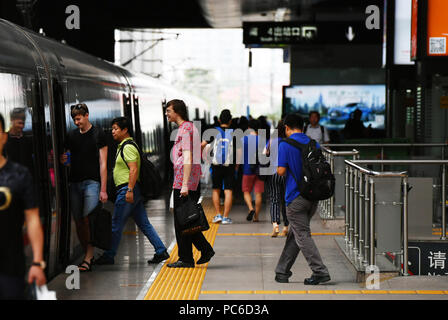 Tianjin, Chine. 10 juillet, 2018. Les passagers à bord d'un train interurbain Beijing-Tianjin à Tianjin Railway Station à Tianjin, Chine du nord, le 10 juillet 2018. 1 août 2008, le train à grande vitesse Beijing-Tianjin a ouvert le premier service de ligne ferroviaire à grande vitesse. La longueur des lignes ferroviaires à grande vitesse en Chine est passé de zéro il y a 10 ans pour 25 000 km en 2017, représentant 66 pour cent du total mondial. Crédit : Li Ran/Xinhua/Alamy Live News Banque D'Images