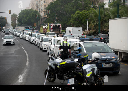 Malaga, Malaga, Espagne. 1er août 2018. Un agent de police vu pendant la démonstration de trafic de pointe.une protestation à l'appui de la grève des chauffeurs de taxi contre la concurrence déloyale par les entreprises avec les transports privés Uber et Cabify. Credit : Jésus Merida/SOPA Images/ZUMA/Alamy Fil Live News Banque D'Images