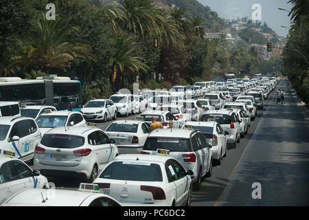 Malaga, Malaga, Espagne. 1er août 2018. Les chauffeurs de taxi sont vus bloquant la route principale pendant la manifestation.une protestation à l'appui de la grève des chauffeurs de taxi contre la concurrence déloyale par les entreprises avec les transports privés Uber et Cabify. Credit : Jésus Merida/SOPA Images/ZUMA/Alamy Fil Live News Banque D'Images