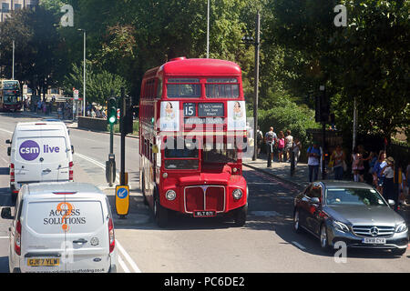 Les bus de Londres Routemaster Heritage Route 15, le centre de Londres, Royaume-Uni, le 01 août 2018, Londres Routemaster Bus Heritage Route 15 pistes entre Trafalgar Square et Tower Hill en utilisant 1960 Routemasters AEC. C'est le seul et dernier London bus réguliers à l'aide de l'itinéraire d'autobus Routemaster original. Credit : Riche Gold/Alamy Live News Banque D'Images