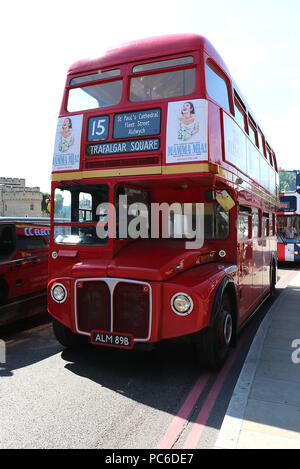 Les bus de Londres Routemaster Heritage Route 15, le centre de Londres, Royaume-Uni, le 01 août 2018, Londres Routemaster Bus Heritage Route 15 pistes entre Trafalgar Square et Tower Hill en utilisant 1960 Routemasters AEC. C'est le seul et dernier London bus réguliers à l'aide de l'itinéraire d'autobus Routemaster original. Credit : Riche Gold/Alamy Live News Banque D'Images