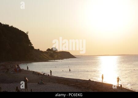 Hohwacht, Deutschland. 26 juillet, 2018. firo 27.07.2018 Territoire et population Tourisme Nature, Mer Baltique, Hohwachter Bay Weissenhauser : Plage, Coucher de Soleil, soleil, lumière d'en face de la côte escarpée de l'utilisation dans le monde entier | Credit : dpa/Alamy Live News Banque D'Images