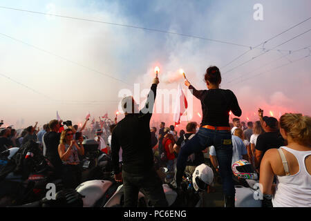 Varsovie, Pologne, 01 août 2018 : Des milliers de personnes se rassemblent pour se souvenir de l'Insurrection de Varsovie sur sur son 74e anniversaire en plein cœur du centre-ville. ©Jake Ratz/Alamy Live News Banque D'Images