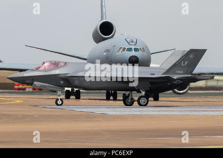 Fairford, UK. 16 juillet, 2018. United States Air Force Lockheed Martin F-35A Lightning II sur le point de commencer son voyage de retour aux États-Unis. Le KC-10 Extender dans l'arrière-plan fournira le carburant pour le long voyage de retour. Crédit : C. Van Grinsven SOPA/Images/ZUMA/Alamy Fil Live News Banque D'Images