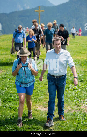 Hausham, Allemagne. 06Th Aug 2018. Ilse Aigner (L-R, de l'Union chrétienne sociale (CSU) de Bavière), vice-premier ministre et ministre des Transports, et Markus Söder, Premier Ministre de la Bavière, à pied d'une banque au sommet cross près de l'Kreuzbergalm à l'Alm. En raison de la persistance de la chaleur, cette année, moins de personnes ont pris part à l'assemblée annuelle de l'inspection principale de l'alpage alpage management association. Credit : Lino Mirgeler/dpa/Alamy Live News Banque D'Images