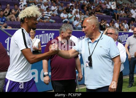 Firo : 29.07.2018, Football, 1.Bundesliga, la saison 2018/2019, Stadioneroffnung, Erzgebirge Aue - FC Schalke 04 1 : 0 Aue Président Helge Leonhardt, avec player Emmanuel IYOHA | conditions dans le monde entier Banque D'Images