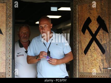 Firo : 29.07.2018, Football, 1.Bundesliga, la saison 2018/2019, Stadioneroffnung, Erzgebirge Aue - FC Schalke 04 1 : 0 Aue Président Helge Leonhardt, avec symbole Aue, l'exploitation minière dans le monde entier d'utilisation | Banque D'Images
