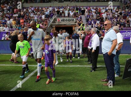 Firo : 29.07.2018, football, 1.Bundesliga, la saison 2018/2019, Stadioneroffnung, Erzgebirge Aue - FC Schalke 04 1 : 0 Aue Président Helge Leonhardt, à droite à l'entrée des équipes dans le monde entier d'utilisation | Banque D'Images