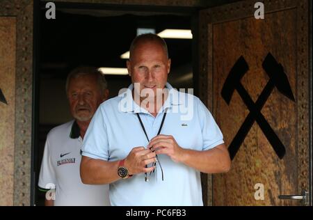 Firo : 29.07.2018, Football, 1.Bundesliga, la saison 2018/2019, Stadioneroffnung, Erzgebirge Aue - FC Schalke 04 1 : 0 Aue Président Helge Leonhardt, avec symbole Aue, l'exploitation minière dans le monde entier d'utilisation | Banque D'Images