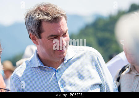 Hausham, Allemagne. 06Th Aug 2018. Markus Soeder (L) de l'Union chrétienne sociale (CSU), Premier Ministre de Bavière, accueille des participants de l'ascension dans le Kreuzbergalm hut alpage café en plein air. En raison de la persistance de la chaleur, cette année, moins de personnes ont pris part à l'assemblée annuelle de l'inspection principale de l'alpage alpage management association. Credit : Lino Mirgeler/dpa/Alamy Live News Banque D'Images