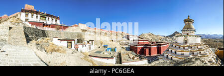 Gyantse Kumbum, dans le monastère de Pelkor Chode ou Palcho avec Gyantse Dzong ou fort en arrière-plan, le Tibet Banque D'Images