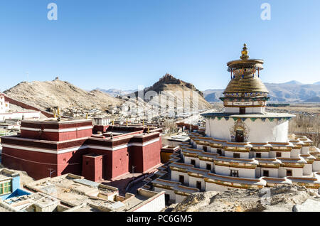 Gyantse Kumbum, dans le monastère de Pelkor Chode ou Palcho avec Gyantse Dzong ou fort en arrière-plan, le Tibet Banque D'Images