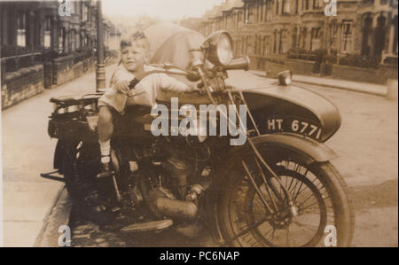 Vintage Photo d'un jeune garçon assis sur une moto Grand Banque D'Images