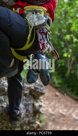 Photo de retour de sportif de sac pour le talc, carabines contre l'arrière-plan la montagne Banque D'Images