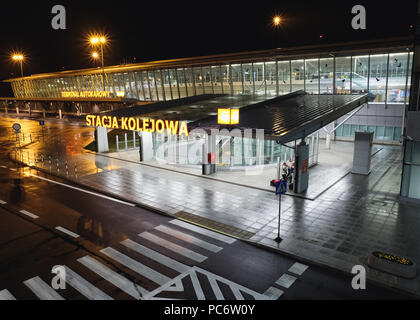 Varsovie, Pologne - 19 juillet 2018 : gare à l'aéroport international Chopin à Varsovie, Pologne. Inscrivez-polonaise - Gare. Banque D'Images