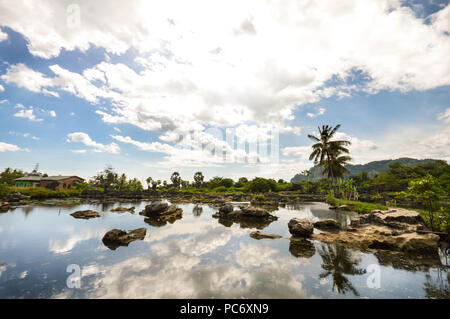 L'eau calcaire et de belles réflexions dans Rammang Rammang Park près de Makassar, au sud de Sulawesi, Indonésie Banque D'Images