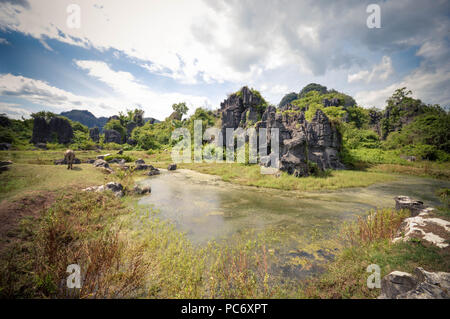 Belle calcaires, l'eau et les karsts réflexions dans Rammang Rammang Park près de Makassar, au sud de Sulawesi, Indonésie Banque D'Images