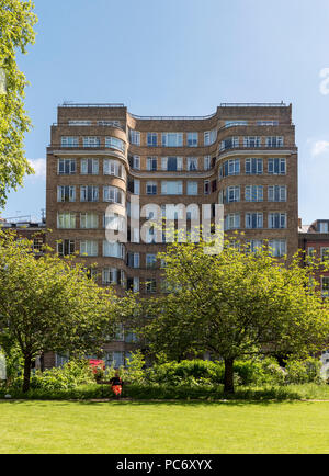 Bâtiment résidentiel Art déco Florin Cour aka Whitehaven Mansions résidence d'Hercule Poirot, Charterhouse Square, London, England, UK Banque D'Images