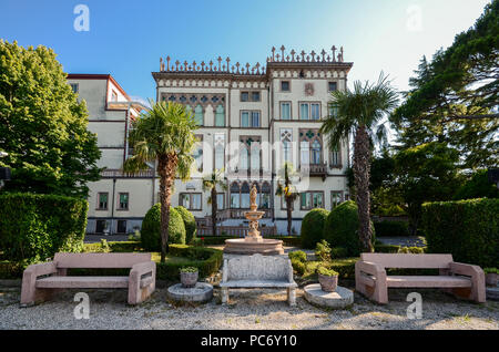 Vue grand angle du beau et élégant villa sur la rive du lac de Garde, Lombardie, Italie Banque D'Images