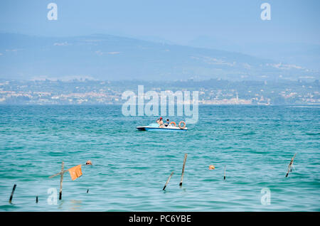 Plage publique à Lac de Garde sur une belle journée d'été Banque D'Images