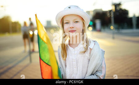 Cute little girl holding tricolor drapeau lituanien sur l'État lituanien Jour Banque D'Images