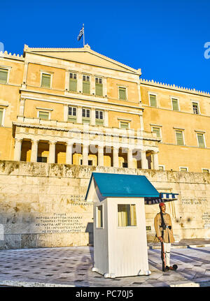 Un Grec de la garde présidentielle, Evzone, debout en face du monument du Soldat inconnu et le parlement grec. La place Syntagma, à Athènes. Banque D'Images