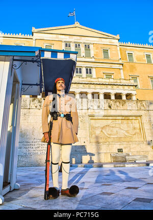 Un Grec de la garde présidentielle, Evzone, debout en face du monument du Soldat inconnu et le parlement grec. La place Syntagma, à Athènes. Banque D'Images