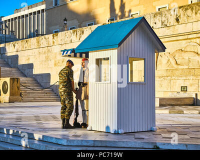 Un soldat commentaires Pour un Grec de la garde présidentielle, Evzone, pendant le changement de la garde dans de monument du Soldat inconnu. La place Syntagma. Athènes Banque D'Images