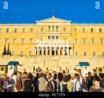 Les touristes fréquentant le changement de la garde des evzones, les soldats de la garde présidentielle, l'ancien palais. La place Syntagma. Athènes. Banque D'Images