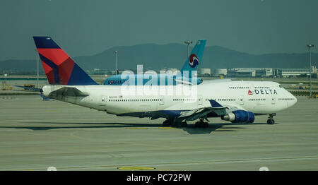 Séoul, Corée du Sud - Sep 21, 2016. Avion Boeing 747-400 de Delta Air Lines accostage à l'aéroport d'Incheon à Séoul, Corée du Sud. Banque D'Images