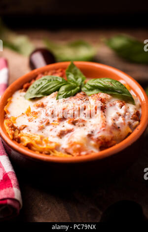 Lasagne traditionnelle dans une cocotte sur table en bois Banque D'Images