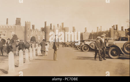 Photographie Vintage Vintage de voitures alignées à l'entrée de l'établissement Hampton Court Palace, Richmond upon Thames. Banque D'Images