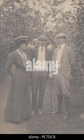 Vintage 1906 Edwardian photo de deux hommes et une femme portant des vêtements à la mode édouardienne Banque D'Images