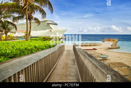 Bateau de croisière dans le port. Vue du sentier en bois sur bateau de croisière amarré au port Banque D'Images