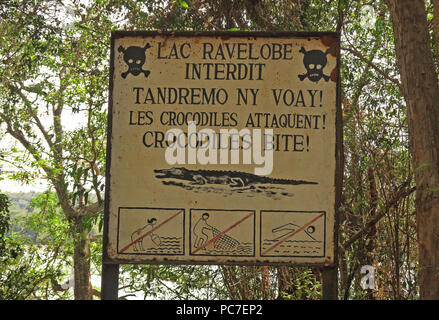 Avertissement de danger sign crocodile Lac Ravelobe, Ampijoroa Ankarafantsika, Forêt, Parc national de Madagascar Novembre Banque D'Images