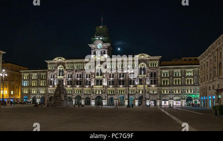 Trieste, Italie, 31 juillet 2018. L'Hôtel de ville de Trieste sur la Piazza Unità d'Italia, sous une pleine lune. Photo par Enrique Shore Banque D'Images