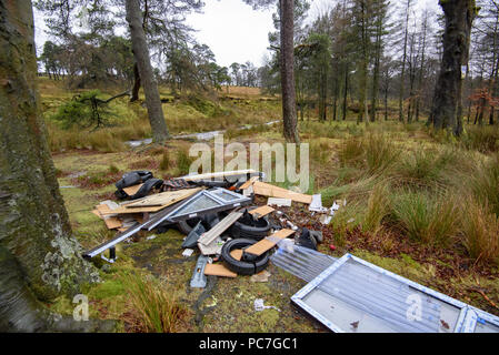 Les décharges sauvages dans une zone de beauté naturelle exceptionnelle. Déchets déversés dans la forêt de Bowland, Marshaw, Lancaster, Lancashire, Royaume-Uni Banque D'Images