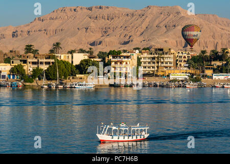 Vue sur la rivière du Nil vers la Cisjordanie et la Vallée des Rois avec la montgolfière tôt le matin, Luxor, Egypte, Afrique du Sud Banque D'Images