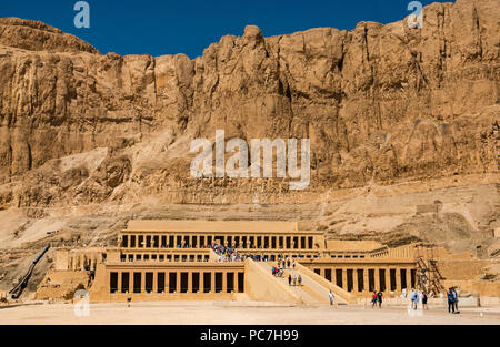 Les touristes au temple funéraire d'Hatshepsout, Vallée des Rois, Louxor, Egypte, Afrique du Sud Banque D'Images
