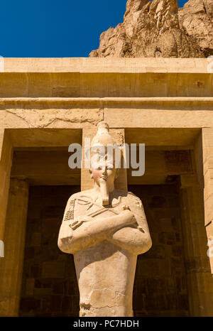 Osiriform statue d'Hatshepsout au temple funéraire d'Hatshepsout, Vallée des Rois, Louxor, Egypte, Afrique du Sud Banque D'Images