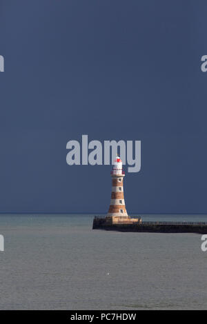 Roker Pier juste dans la mer du Nord, à l'embouchure de la rivière Wear, à Sunderland, en Angleterre. Banque D'Images