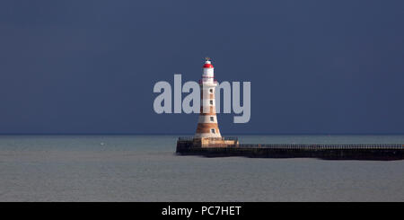 Roker Pier juste dans la mer du Nord, à l'embouchure de la rivière Wear, à Sunderland, en Angleterre. Banque D'Images