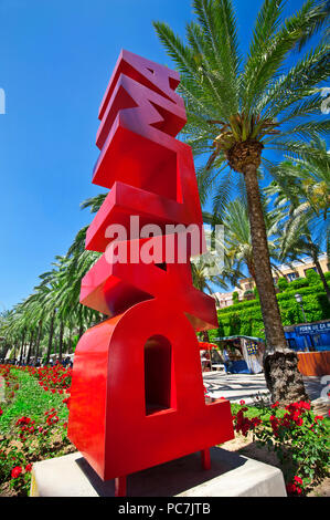 PALMA MALLORCA VILLE SIGNE dynamique de marché large vue Palma rouge sculpture signe sur Av.de Gabriel Roca avec palm tree lined cale Palma de Majorque Espagne Banque D'Images