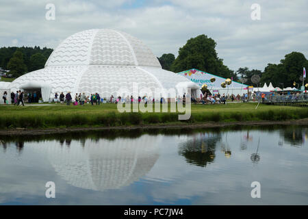 Occupé showground de Chatsworth RHS Flower Show (les personnes qui le visitent, chapiteau, tentes & Grand dome véranda reflète dans river) Derbyshire, Angleterre, Royaume-Uni. Banque D'Images