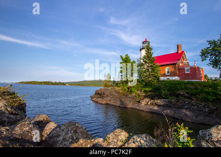 Phare sur une côte rocheuse. L'Eagle Harbor phare sur le rivage rocheux du lac Supérieur. La péninsule, Eagle Harbor, Michigan, USA. Banque D'Images