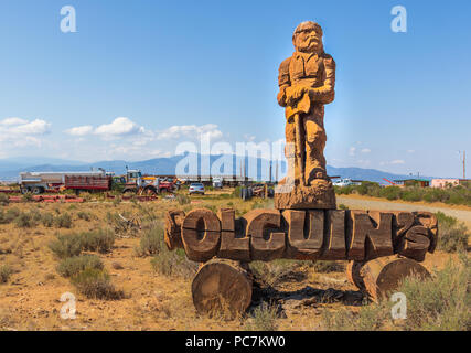 TAOS, NM, USA-10 le 18 juillet : une grande sculpture sur bois d'un bûcheron identifie Olguin's moulin à scie, à El Prado, à l'extérieur de Taos, NM. Banque D'Images