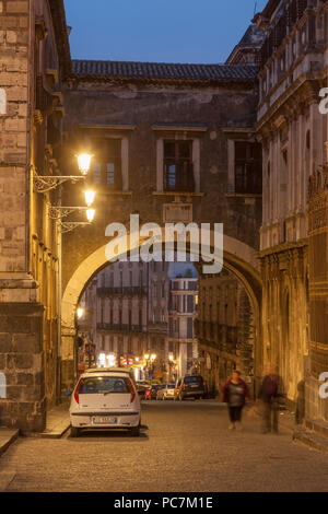 Arco Archway Divia Crociferi avec rue Crociferi Baroque au crépuscule, Catane, Sicile, Italie, Europe je Torbogen Arco Divia Crociferi mit Barockstra Banque D'Images